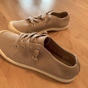Women’s causal shoe